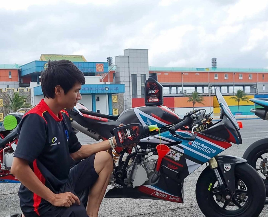 Anh Tuấn đánh giá cao chất lượng dầu nhớt Motul 300V, gắn bó và nhiều năm sử dụng cho các mẫu môtô. Ảnh: nhân vật cung cấp