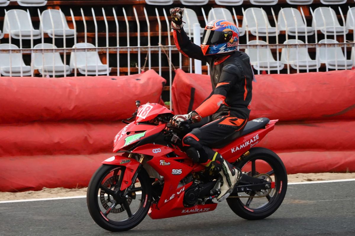 Các vận động viên (VĐV) bản lĩnh, tự tin, thi đấu tạo ra những pha bứt phá ngoạn mục, đầy kỹ thuật với tốc độ cao, sôi nổi, hấp dẫn phục vụ đông đảo khán giả trong khuôn viên sân vận động.